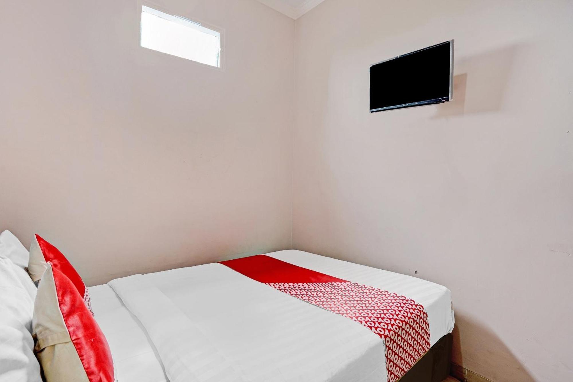 Oyo 90234 Dhoho Family Guest House Kediri  Exterior foto