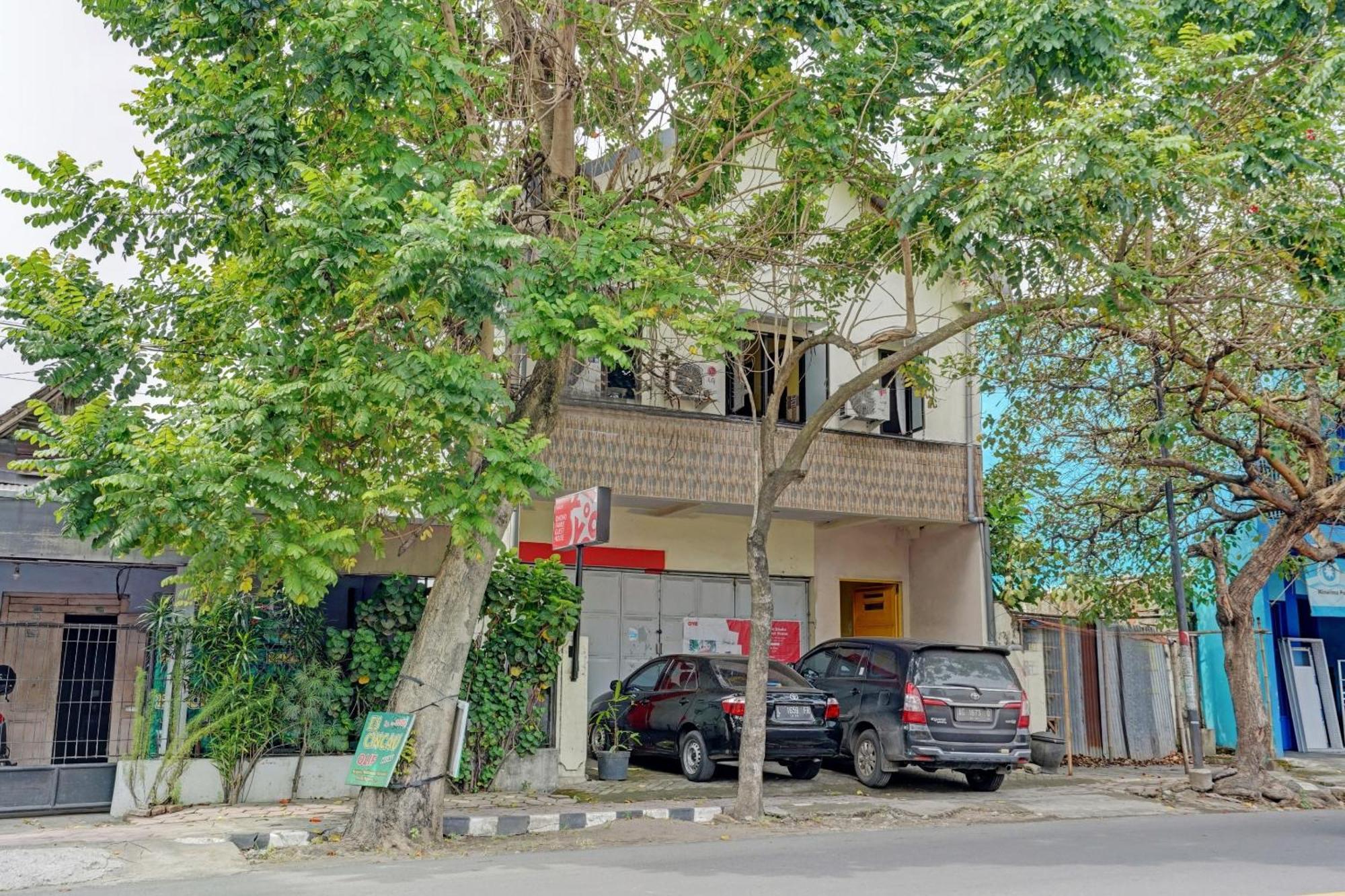 Oyo 90234 Dhoho Family Guest House Kediri  Exterior foto