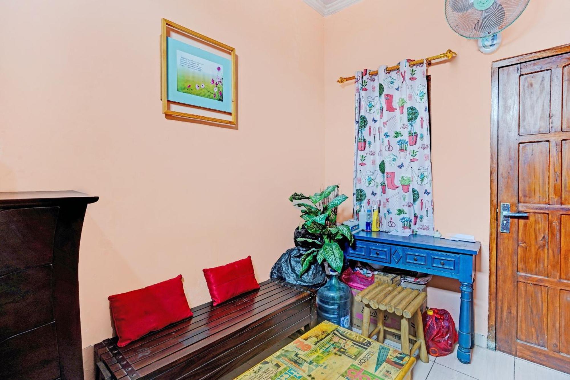 Oyo 90234 Dhoho Family Guest House Kediri  Exterior foto