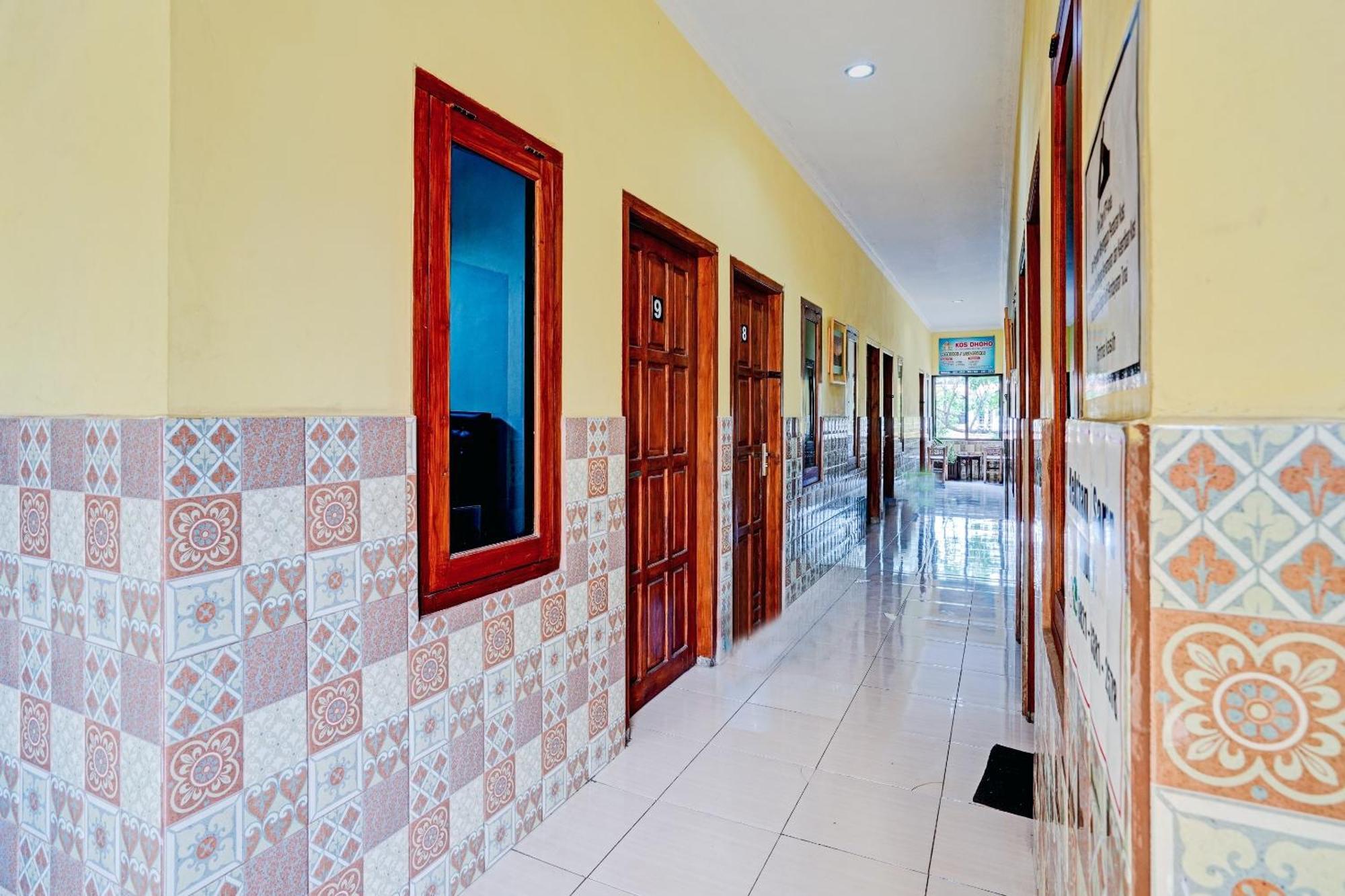Oyo 90234 Dhoho Family Guest House Kediri  Exterior foto