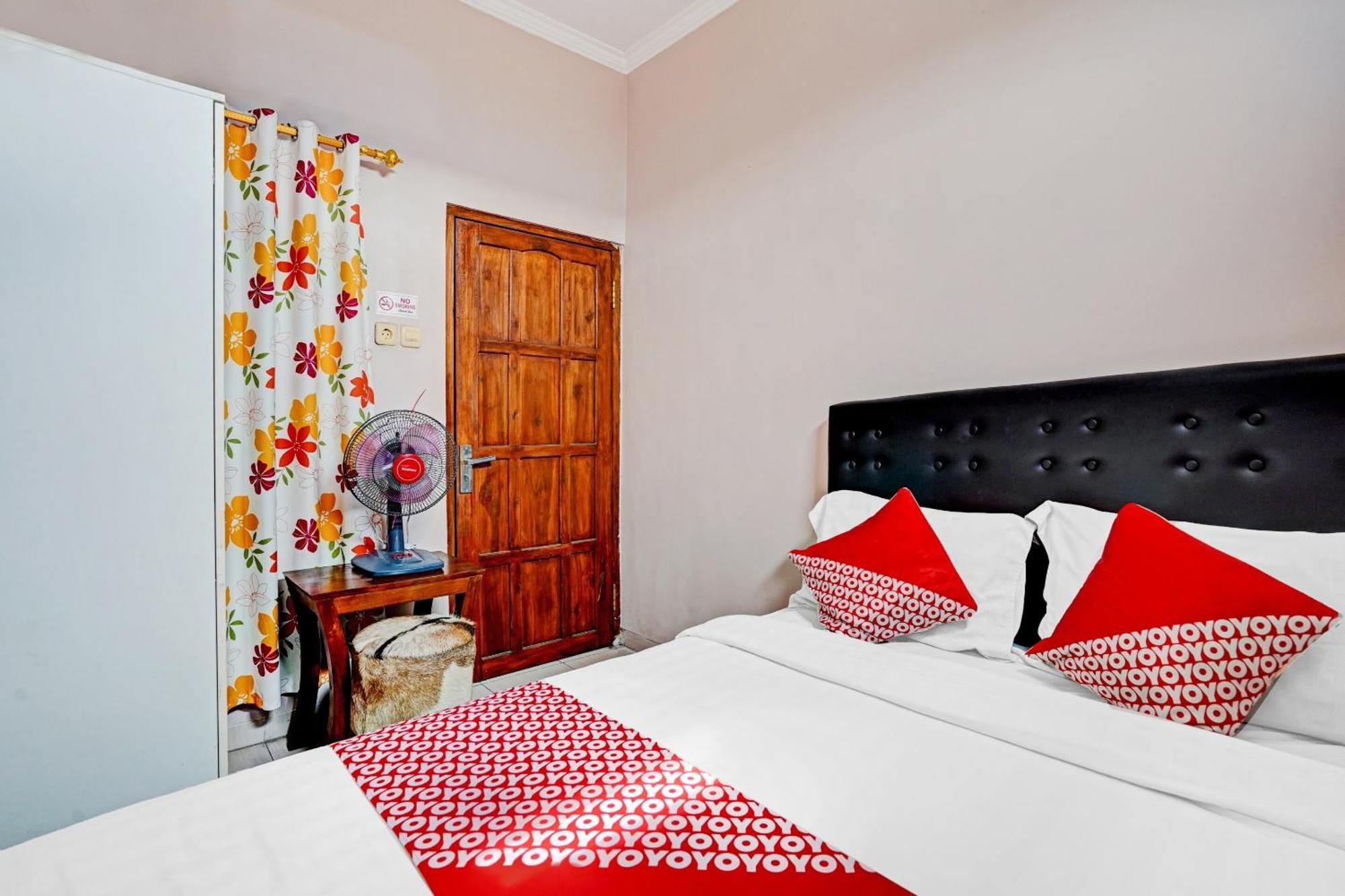 Oyo 90234 Dhoho Family Guest House Kediri  Exterior foto