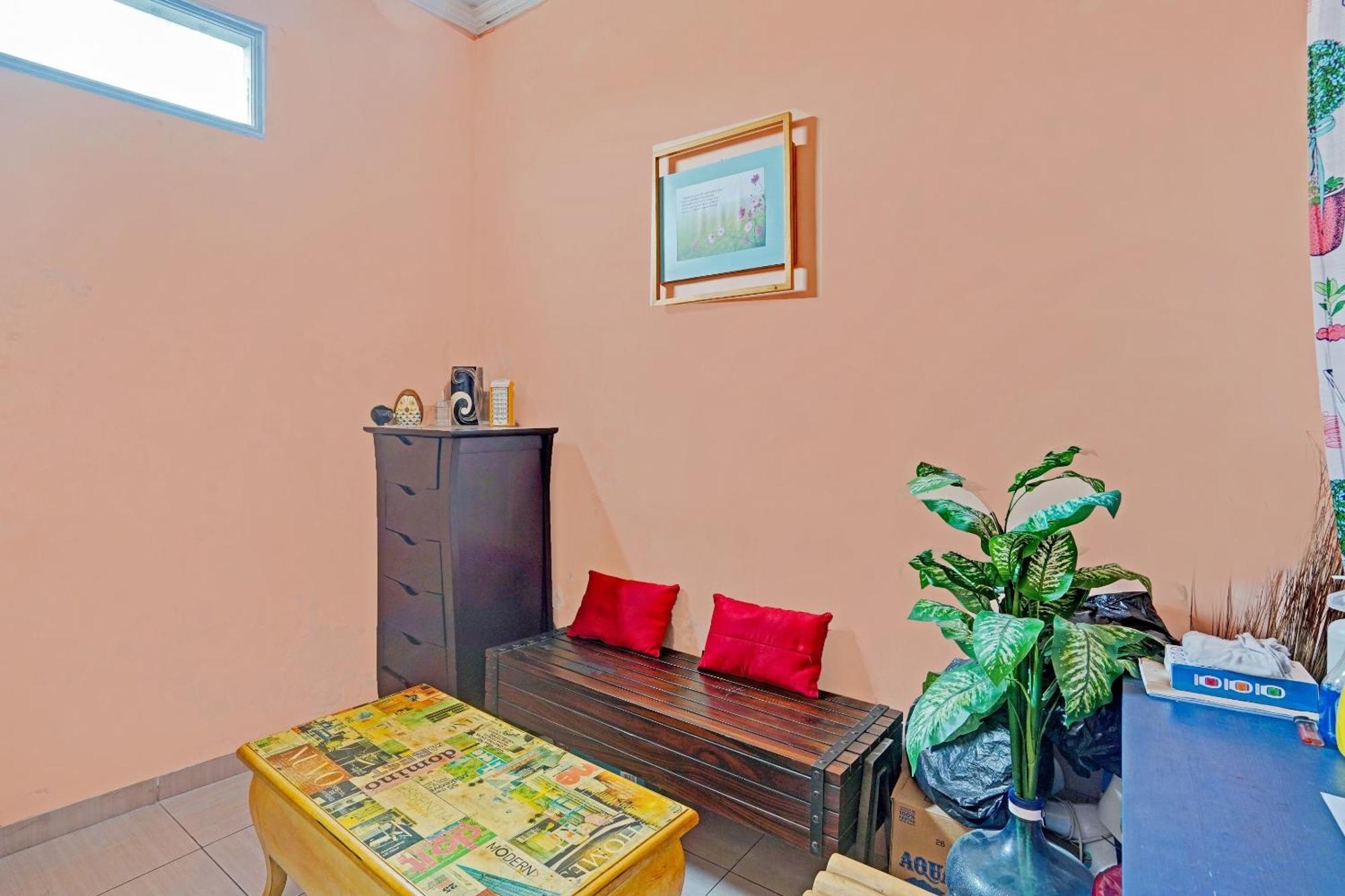 Oyo 90234 Dhoho Family Guest House Kediri  Exterior foto