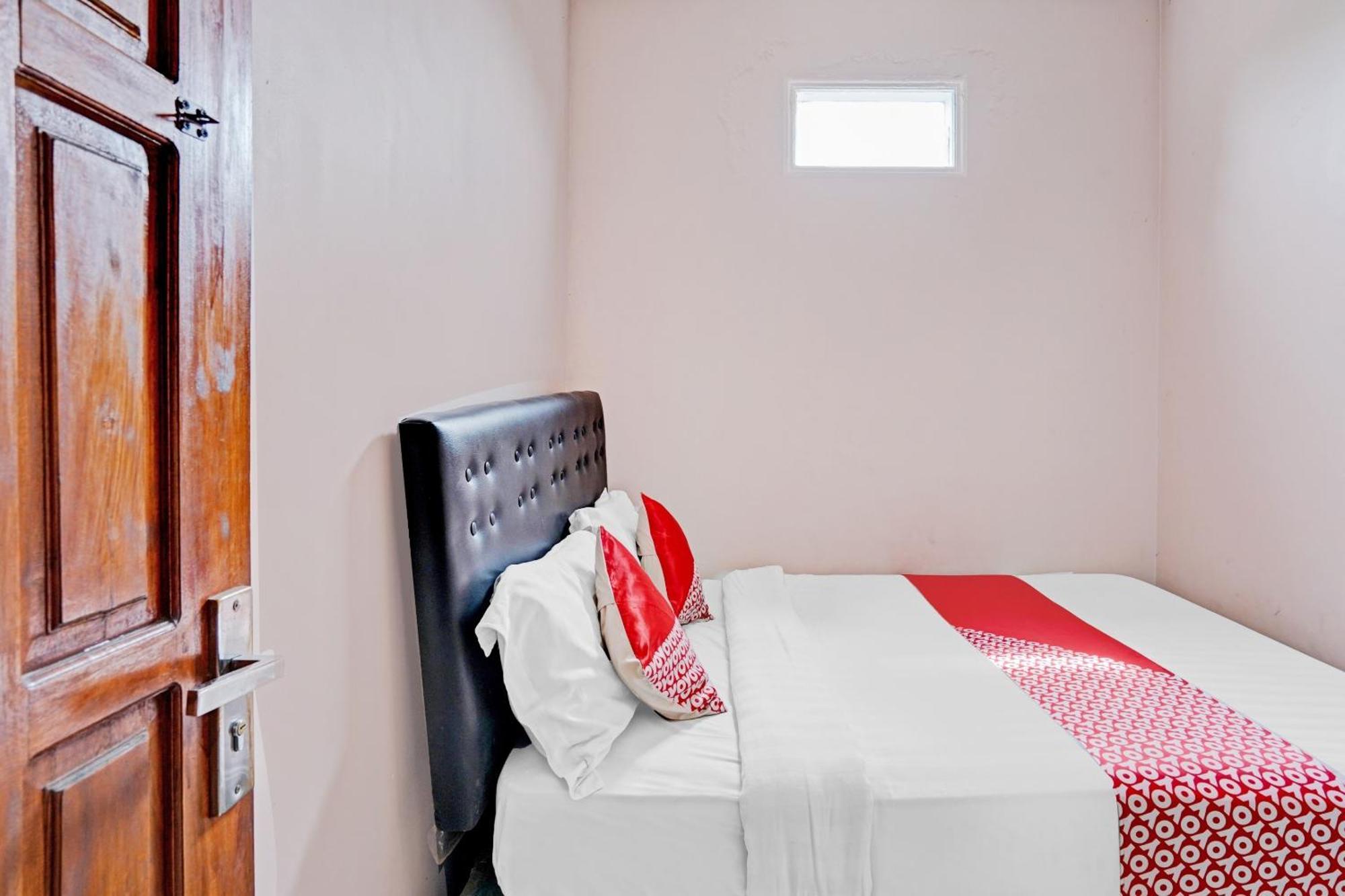 Oyo 90234 Dhoho Family Guest House Kediri  Exterior foto